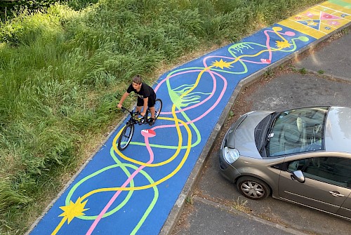 Signal sannois : Conception, fabrication et installation de panneaux de signal&eacute;tique et d&rsquo;&eacute;l&eacute;ments l&eacute;gers pour la sc&eacute;nographie de l&rsquo;entr&eacute;e du festival &laquo;&nbsp;Parenteuf&nbsp;&raquo;. Investir un des espaces du site de l&rsquo;&eacute;tang de Marelle Signaler les diff&eacute;rents espaces et activit&eacute;s du site
1 fresque au sol avec 6 jeux
1 panneau dibond mode d&rsquo;emploi
Des tickets mode d&rsquo;emploi imprim&eacute;s en direct &agrave; l&rsquo;imprimante thermique
