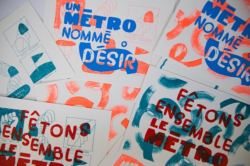 S&eacute;rigraphie Mobile : Co-conception et r&eacute;alisation d'un dispositif d'impression mobile de s&eacute;rigraphie : Les Ouvreuses
☞ Dans le cadre de diff&eacute;rents &eacute;v&eacute;nements port&eacute;s par des municipalit&eacute;s dans l&rsquo;espace public, notre collectif est intervenu pour imprimer en s&eacute;rigraphie in situ des objets papiers. 
☞&nbsp;Nous sommes venus sur 3 &eacute;v&eacute;nements : &agrave; Nanterre pour la F&ecirc;te de la vie associative (2023), pour Ivry en f&ecirc;te &agrave; Ivry-sur-Seine(2022) et La f&ecirc;te du m&eacute;tro &agrave; Bagneux(2024), o&ugrave; nous avons d&eacute;ambul&eacute; avec notre dispositif des ouvreuses pour pouvoir imprimer des visuels en s&eacute;rigraphie et les distribuer aux personnes participant&bull;es aux &eacute;v&eacute;nements.