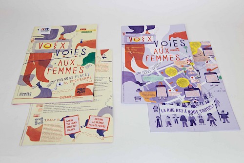 Cartographie Sensible ✺ Voi(e)x aux Femmes : Conception et r&eacute;alisation de la campagne de communication du 08 mars 2025 d'Ivry
☞ Dans le cadre de la Journ&eacute;e Internationale des Droits des femmes, la ville d'Ivry-sur-Seine nous a invit&eacute;s &agrave; mettre en lumi&egrave;re notre d&eacute;marche men&eacute;e sur le regard des femmes sur l'espace publique, &agrave; travers la cr&eacute;ation du programme des initiatives port&eacute;es par la ville.
&rarr; Nous avons choisi d'imaginer un objet-programme &agrave; double usage : Au recto, le programme informatif autour des initiatives de la ville et du tissu associatif faites autour du 08 mars.&nbsp;Au verso, une cartographie de la ville proposant une narration in&eacute;dite et singuli&egrave;re, suite &agrave; des ateliers faits avec des groupes de femmes des Maisons de Quartier du Petit-Ivry et d'Ivry-Port.
Pour l'identit&eacute; de cette campagne, le point de d&eacute;part graphique s'articulait sur la cartographie et l&rsquo;intersection. Nous avons imagin&eacute; un langage visuel mouvant repr&eacute;sentant les circulations, la parole, les voi(e)x&hellip; Les chemins deviennent des bulles qui se transforment en jambes puis en voies.&nbsp;
Pour la cartographie, nous avons men&eacute; de nombreux ateliers de r&eacute;coltes autour des parcours, usages, structures fr&eacute;quent&eacute;es et r&eacute;cits de vies de femmes ivryennes. Nous avons choisi de croiser les &eacute;critures, les r&eacute;cits et les mat&eacute;riaux en travaillant une identit&eacute; chromatique codifi&eacute;e qui permet de rendre lisible ces diff&eacute;rents contenus. Nous avions&nbsp;8 cat&eacute;gories de donn&eacute;es &agrave; traiter, avec au total, plus de 600 donn&eacute;es r&eacute;colt&eacute;es !&nbsp;
&rarr; La banque d&rsquo;&eacute;l&eacute;ments graphiques est compos&eacute;e d&rsquo;&eacute;l&eacute;ments de diff&eacute;rentes typologies :&nbsp;&bull; Illustrations originales r&eacute;alis&eacute;es par les participantes lors des ateliers de cr&eacute;ation graphique (les chaussures, les lieux phares, les femmes essentielles, etc.).&bull; Illustrations, pictogrammes, signes, mati&egrave;res et typographies dessin&eacute;es par notre collectif.
◼︎ Informations Techniques ◼︎ 2 objets&bull; 1 programme - affiche cartographie⎮500 exemplaires. Fa&ccedil;onnage : 3 plis crois&eacute;s&bull; 1 affiche cartographie⎮500 exemplaires. Fa&ccedil;onnage 3 plis accord&eacute;ons + 1 pli crois&eacute;Format ouvert 645x850 mm⎮Format fini 322.5x212.5 mm⎮Impression Quadri⎮Papier offset 90g/m2&nbsp;
&nbsp;