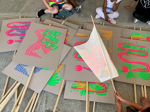 PARADES ✺ S&eacute;rigraphie : Conception et r&eacute;alisation d&rsquo;une collection de drapeaux, d'affiches, d'&eacute;tendards originaux fabriqu&eacute;es et s&eacute;rigraphi&eacute;es &agrave; la main en commune &agrave; plus de 100 mains
☞&nbsp;2024&nbsp;&rarr; Dans le cadre du passage de la flamme Olympique le 21 juillet 2024, la municipalit&eacute; de villejuif a organis&eacute; une parade populaire qui se voulait color&eacute;e, joyeuse et musicale. Nous avons travaill&eacute; &agrave; cr&eacute;er un ensemble de drapeaux-pancartes fabriqu&eacute;es et s&eacute;rigraphi&eacute;es &agrave; la main.
☞ &nbsp;2025 &rarr; Dans le cadre du passage de la f&ecirc;te de la musique, la municipalit&eacute; de Villejuif a organis&eacute; une parade musicale populaire carib&eacute;en et disco