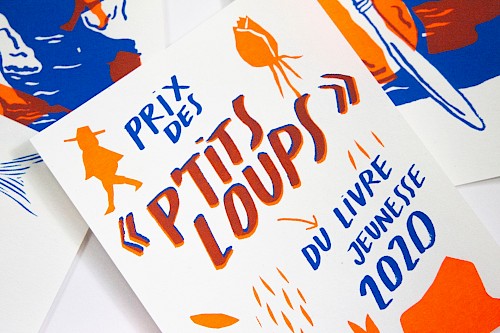 S&eacute;rigraphie ✺ P&rsquo;tits Loups : Cr&eacute;ation d&rsquo;un objet multiple imprim&eacute; en s&eacute;rigraphie
☞ Pour la remise du prix de litt&eacute;rature jeunesse 2020&nbsp;&laquo;&nbsp;Les P&rsquo;tits Loups&thinsp;&raquo;, la m&eacute;diath&egrave;que de l&rsquo;Essonne a fait appel &agrave; notre collectif pour valoriser les ouvrages selectionn&eacute;s de cinq illustrateurs et illustratrices.
&rarr;&nbsp;Nous avons con&ccedil;u un objet papier rassemblant un lot de six cartes postales avec des illustrations originales faisant r&eacute;f&eacute;rence aux ouvrages selectionn&eacute;s avec un syst&egrave;me de reliure - bandeau.&nbsp;Impression en s&eacute;rigraphie en 100 exemplaires◼︎ Six cartes postales format A6 en deux couleurs◼︎ Un bandeau format&nbsp;10 cm x 297 cm
Fa&ccedil;onnage &agrave; la main (d&eacute;coupe, pliage et assemblage)