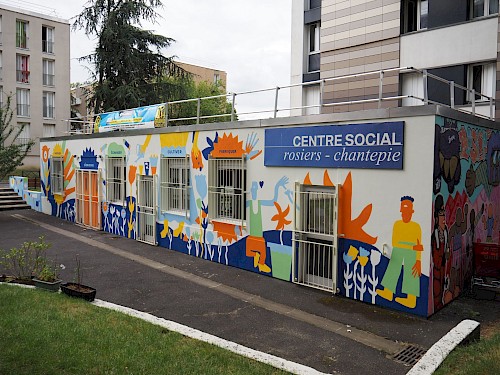 Fresque Murale des Rosiers : 


Conception et réalisation d&rsquo;une fresque murale pour la facade du Centre Social Rosiers-Chantepie surla thématique de la démocratie participative.&nbsp;



