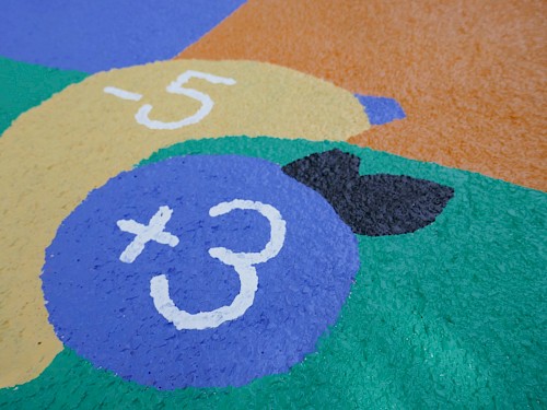 Parcours de jeux II Fresque au sol : Co-conception et r&eacute;alisation avec les enfants du centre de loisirs Saint-Exup&eacute;ry de six parcours de jeux pour six fresques au sol
☞ Nous sommes revenu&middot;es cette ann&eacute;e encore &agrave; Villeneuve-Saint-Georges pour r&eacute;aliser avec les enfants des fresques sur le sol dans la c&ocirc;t&eacute; Thimonnier. Sur plusieurs jours, nous avons peint les jeux con&ccedil;us par les enfants autour de la p&eacute;pini&egrave;re, environ 80 m&egrave;tres de chemin peints en collaboration avec les enfants du centre Saint-Exup&eacute;ry
✖︎ 48 participant&middot;es enfants
&rarr; Conception en interne des outils de conception et de cr&eacute;ation pour les 3 premiers ateliers&nbsp;&rarr; Traitement des r&eacute;colte et optimisation &rarr; Sous couche blanche et tra&ccedil;age de l&rsquo;ensemble des visuels &rarr; Chantier ouvert avec la participation des enfants pour remplir les fresques &rarr; Finitions &rarr; R&eacute;alisation et pose de deux dibond pour raconter le projet et exposer les r&egrave;gles des jeux