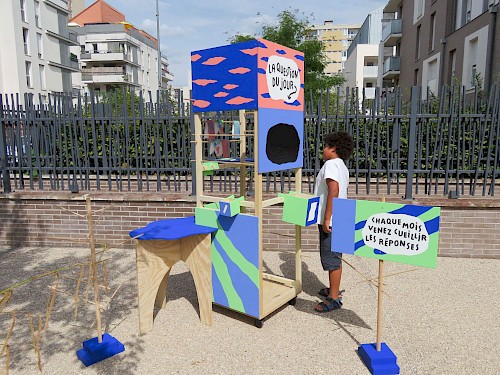 Arbre &agrave; id&eacute;es - Mobilier : Conception et r&eacute;alisation d&rsquo;un dispositif "Arbre &agrave; id&eacute;es" pour la Maison des Projets de Neuilly-sur-Marne.☞ L&rsquo;arbre &agrave; id&eacute;es, install&eacute; dans la Maison des Projets, permet de questionner les habitants sur leur quartier. Les r&eacute;ponses sont directement inscrites et r&eacute;colt&eacute;es sur la structure, et apportent des id&eacute;es et des commentaires sur les changements en cours dans le quartier, ou encore des propositions de projets &agrave; construire ensemble.Ateliers de conception ❍ 6 participant.es de 50 &agrave; 70 ans environ&nbsp;Chantiers de fabrication ❍ Environ 20 participant.es de 3 &agrave; 70 ans
&nbsp;