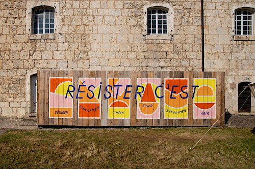 Residence - T.R.A.C.T (Tract, R&eacute;pandu, Affich&eacute;, Cod&eacute;, Transmis) : Dans le cadre du festival &ldquo;Bien Urbain&rdquo;, festival d&rsquo;art dans (et avec) l&rsquo;espace public organis&eacute; par l&rsquo;association Juste Ici &agrave; Besan&ccedil;on , notre collectif est intervenu pour une semaine de r&eacute;sidence artistique.&nbsp;
&nbsp;
Bien urbain a souhait&eacute; cr&eacute;er une collaboration avec le Mus&eacute;e&nbsp; de la R&eacute;sistance et de la D&eacute;portation, situ&eacute; &agrave; la Citadelle de Besan&ccedil;on, afin d&rsquo;intervenir en amont de la r&eacute;ouverture du Mus&eacute;e ferm&eacute; depuis 2020.
&nbsp;